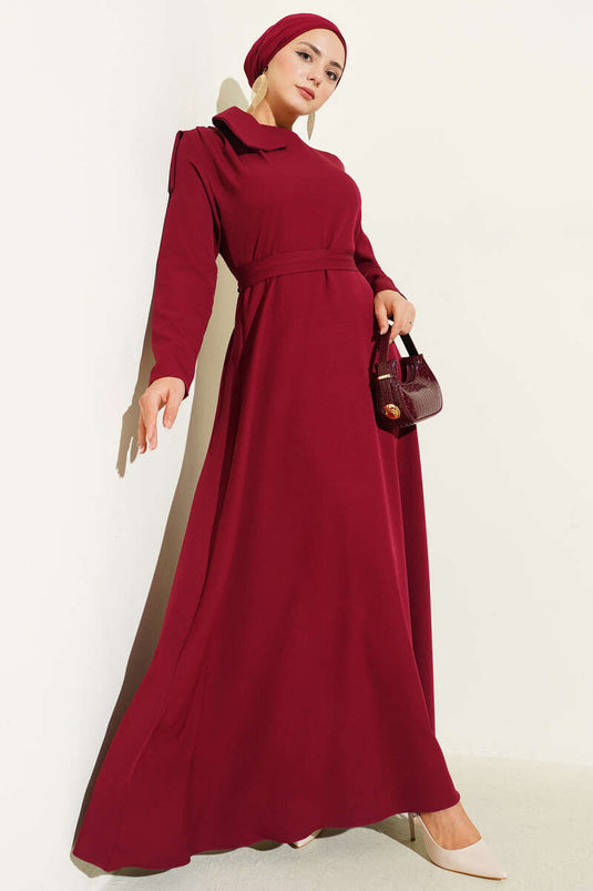 Robe de soirée bordeaux avec détail au décolleté