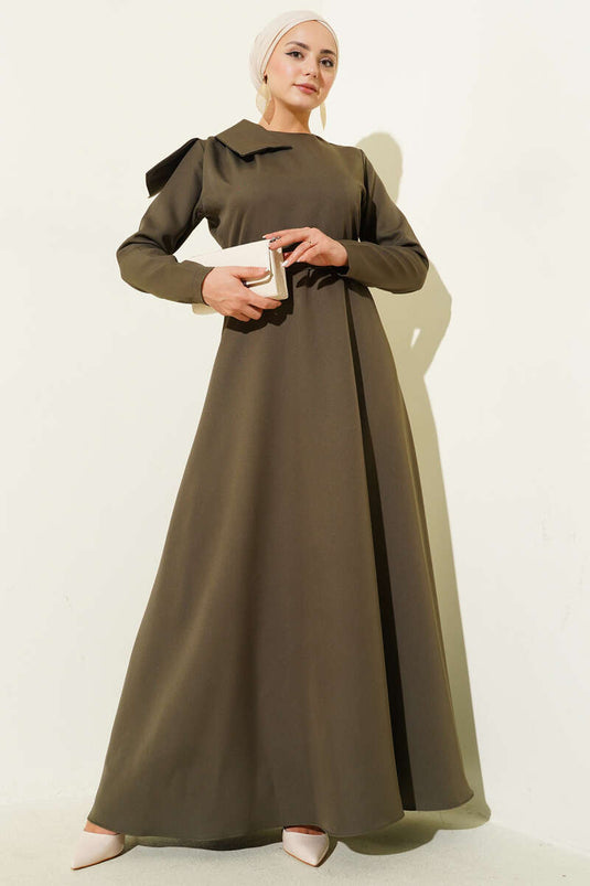 Robe de soirée kaki avec détail au col