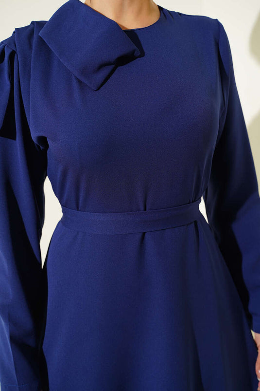 Robe de soirée bleu marine avec détail au col