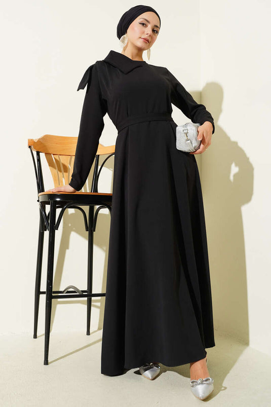 فستان سهرة أسود بتفاصيل عند خط العنق