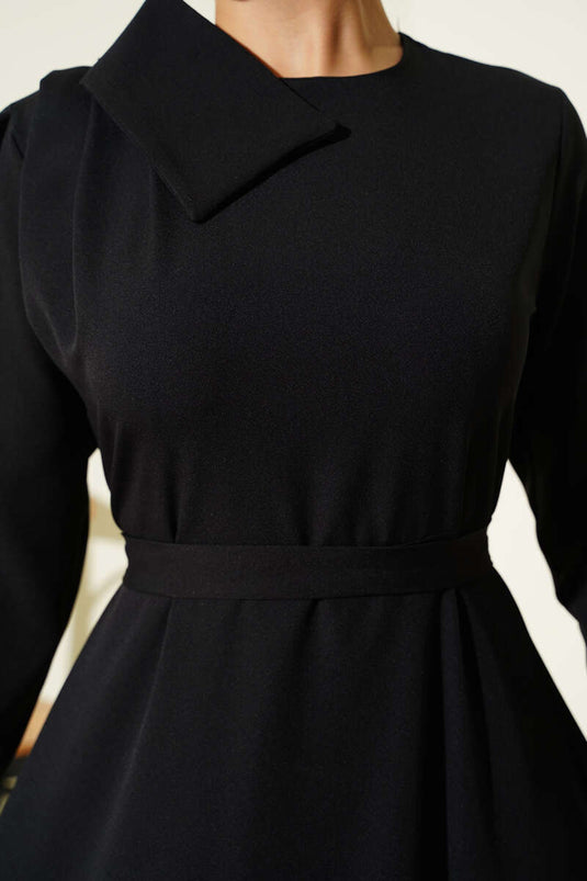 فستان سهرة أسود بتفاصيل عند خط العنق