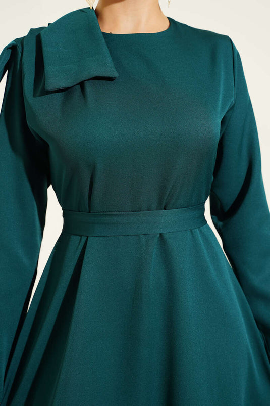 Robe de soirée vert émeraude avec détail au niveau du décolleté