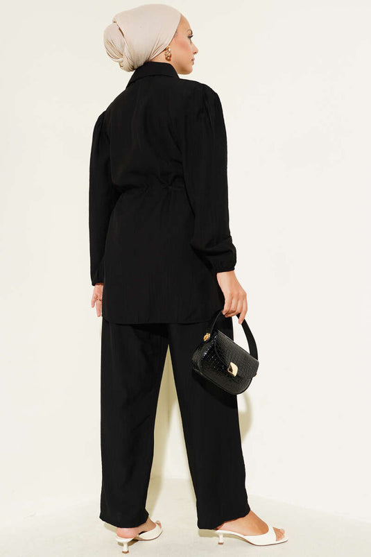 Cape kraag goud geknoopt tweedelig pak zwart