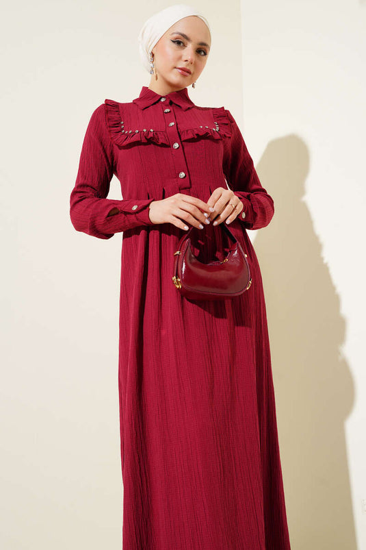 فستان بورجوندي مع كشكشة حجرية وياقة