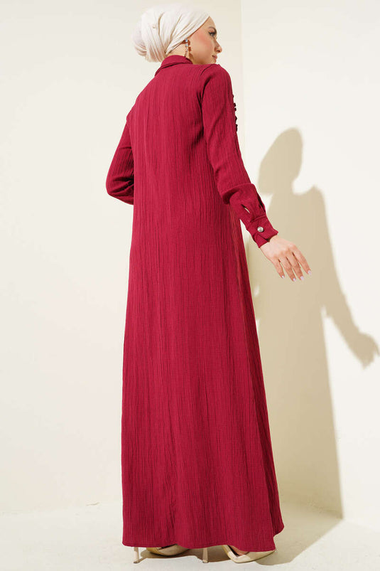 فستان بورجوندي مع كشكشة حجرية وياقة