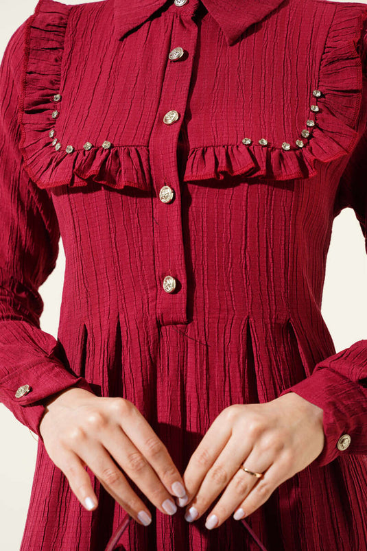 فستان بورجوندي مع كشكشة حجرية وياقة