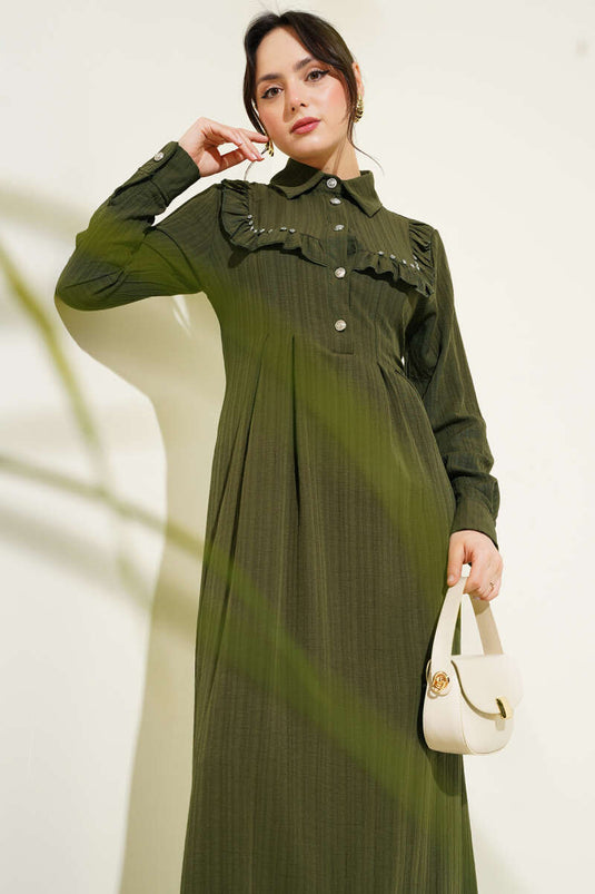 فستان مكشكش مع ياقة حجرية كاكي