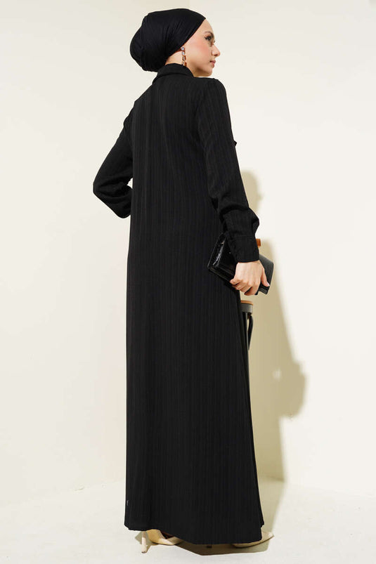 فستان مكشكش مع ياقة حجرية باللون الأسود