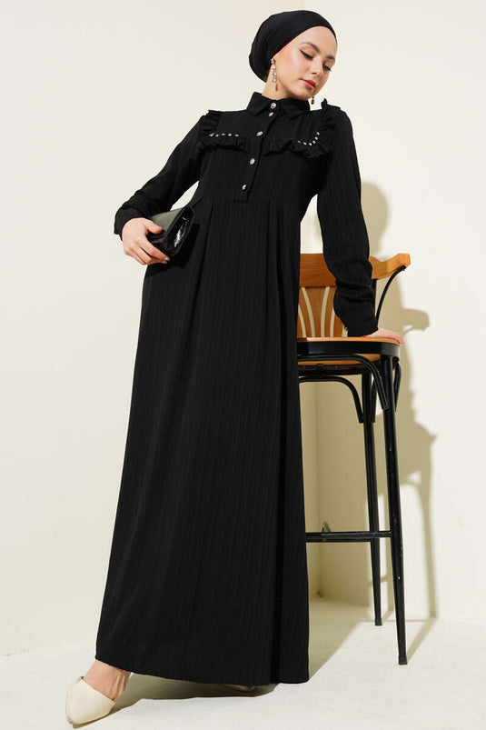 فستان مكشكش مع ياقة حجرية باللون الأسود