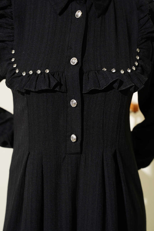 فستان مكشكش مع ياقة حجرية باللون الأسود