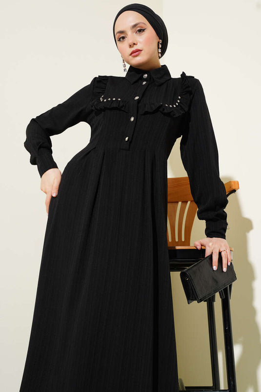 فستان مكشكش مع ياقة حجرية باللون الأسود