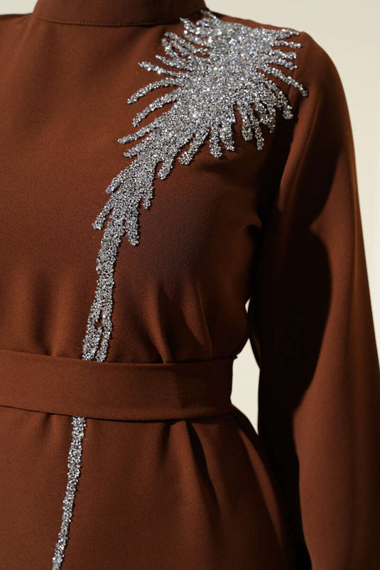 Yaka Taşlı Kuşaklı Elbise Kahve