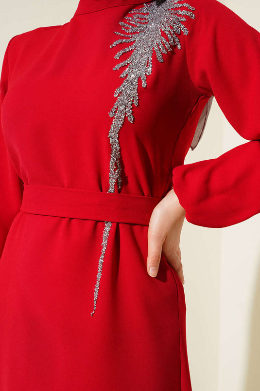 Yaka Taşlı Kuşaklı Elbise Kırmızı