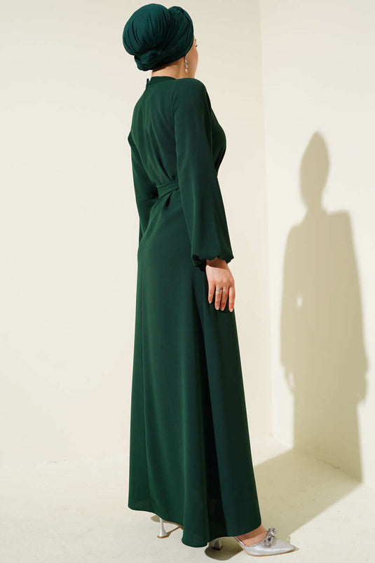 Yaka Taşlı Kuşaklı Elbise Zümrüt