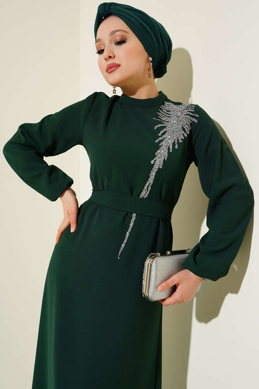 Yaka Taşlı Kuşaklı Elbise Zümrüt