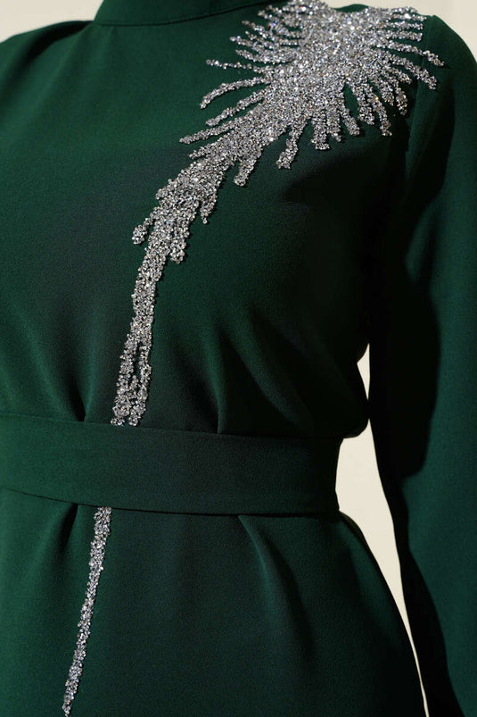 Yaka Taşlı Kuşaklı Elbise Zümrüt