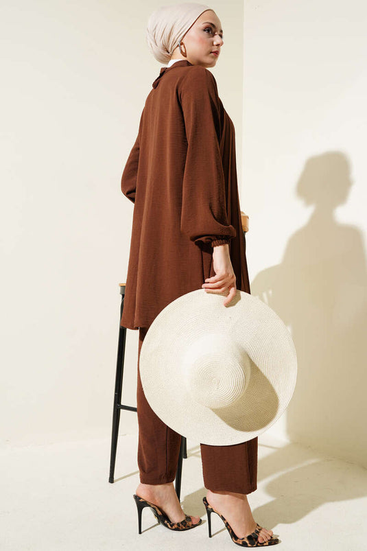 طقم تونيك مطوي من قطعتين مع طوق حجري، بني