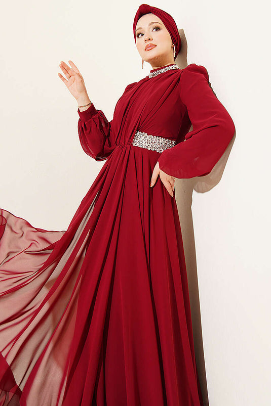 Chiffon-Abendkleid mit Kragen und Taillenstein in Bordeaux