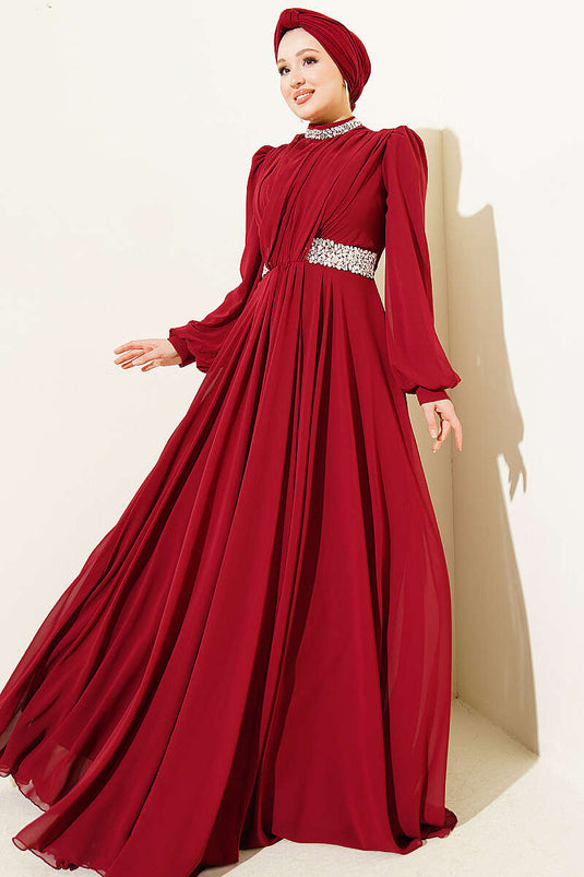 Chiffon-Abendkleid mit Kragen und Taillenstein in Bordeaux