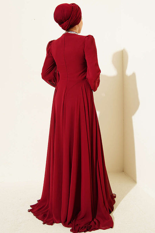 Chiffon-Abendkleid mit Kragen und Taillenstein in Bordeaux