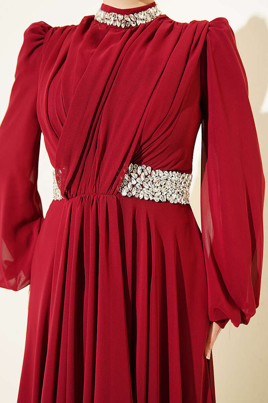 Chiffon-Abendkleid mit Kragen und Taillenstein in Bordeaux