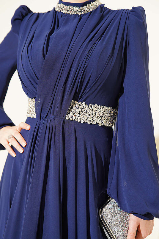 Robe de soirée en chiffon bleu marine avec col et taille ornés de pierres