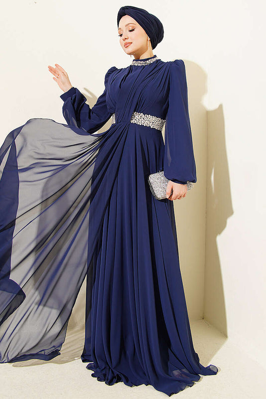Robe de soirée en chiffon bleu marine avec col et taille ornés de pierres