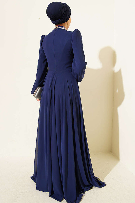 Robe de soirée en chiffon bleu marine avec col et taille ornés de pierres