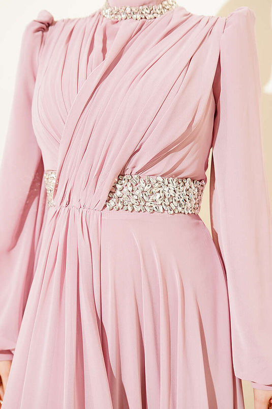 Robe de soirée en chiffon avec col et taille ornés de pierres, couleur poudre