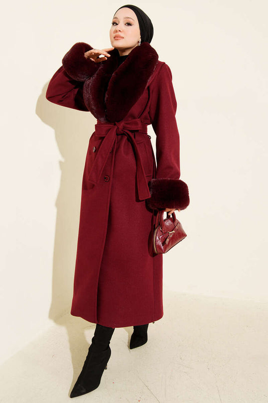 Burgunderroter Kaschmirmantel mit Pelzkragen und Pelzbündchen