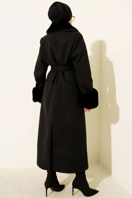 معطف من الكشمير الأسود مع ياقة من الفرو ومعصمين