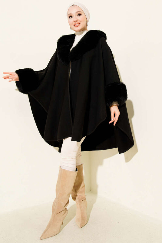 Poncho noir avec détails en fourrure au col et aux manches