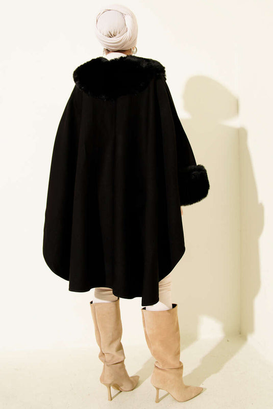 Poncho noir avec détails en fourrure au col et aux manches