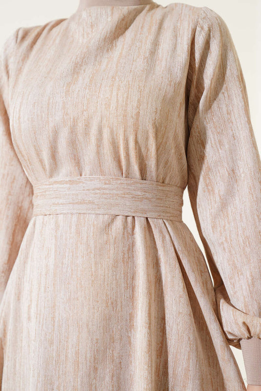 Robe beige à col et poignets côtelés