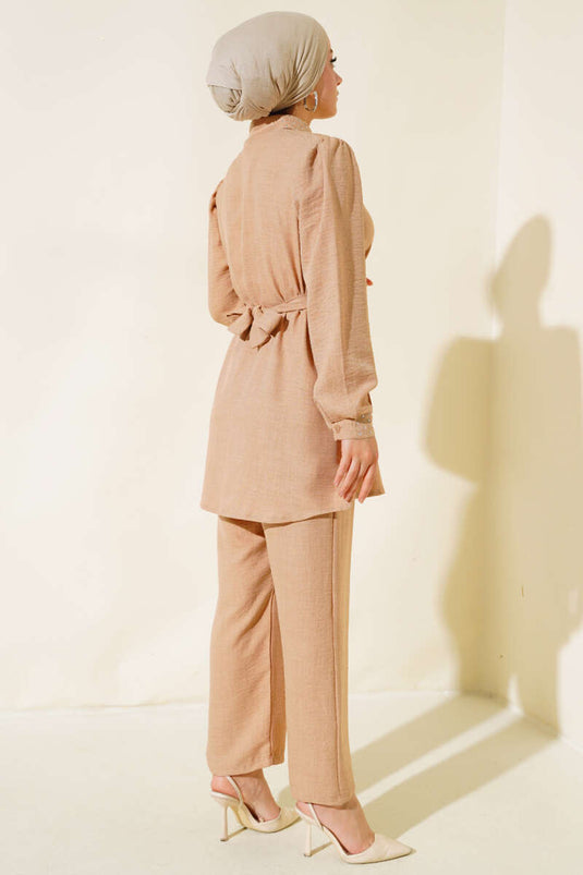 بدلة مزدوجة من الكتان بتفاصيل حجرية وياقة وأساور لاتيه