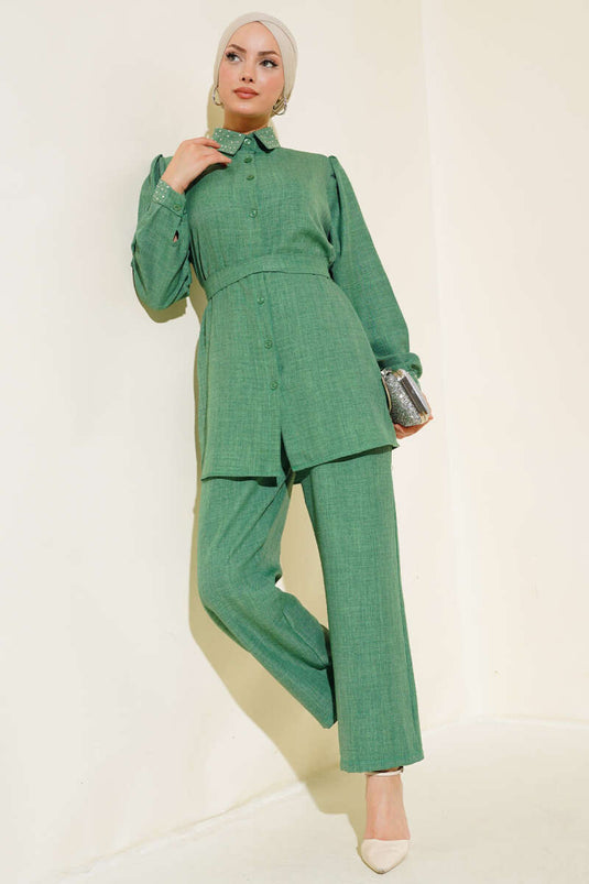بدلة مزدوجة من الكتان بتفاصيل حجرية وياقة وأساور باللون الأخضر