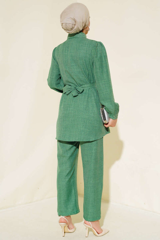 بدلة مزدوجة من الكتان بتفاصيل حجرية وياقة وأساور باللون الأخضر