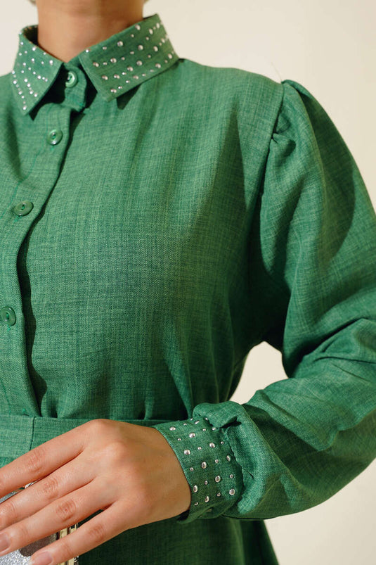 بدلة مزدوجة من الكتان بتفاصيل حجرية وياقة وأساور باللون الأخضر