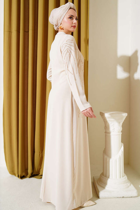 فستان كريب مقاس كبير مع أحجار على الرقبة والكتفين باللون البيج