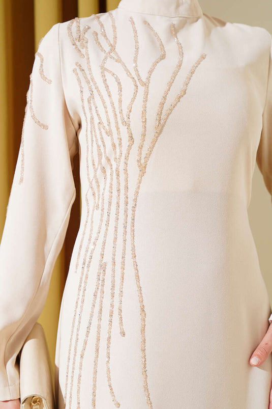 فستان كريب مقاس كبير مع أحجار على الرقبة والكتفين باللون البيج