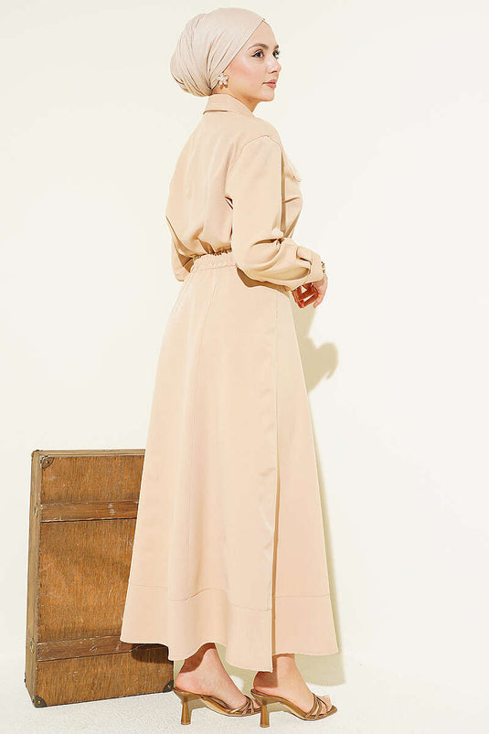 Ensemble deux pièces beige avec jupe à nouer au col