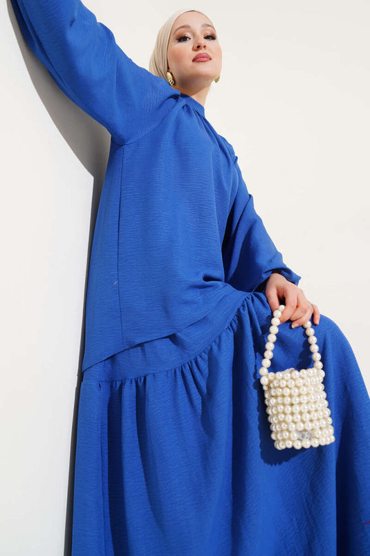 بدلة من قطعتين بياقة مجمعة وتنورة باللون الساكسوني