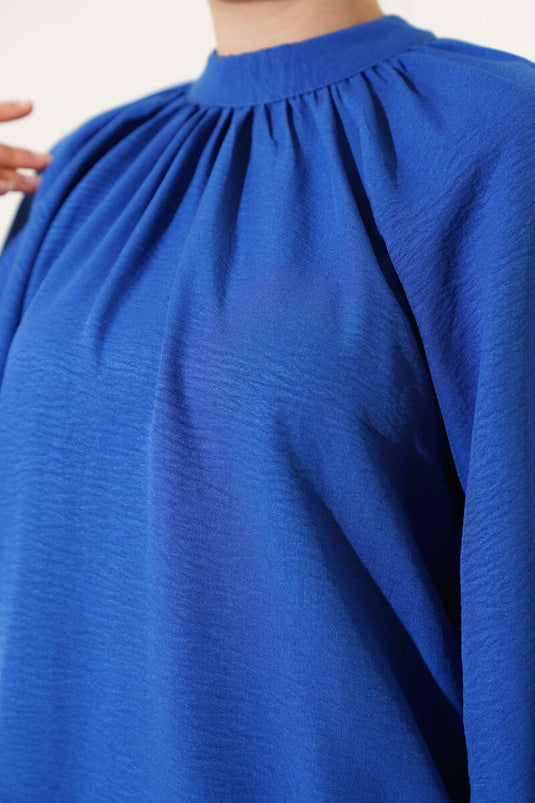 بدلة من قطعتين بياقة مجمعة وتنورة باللون الساكسوني