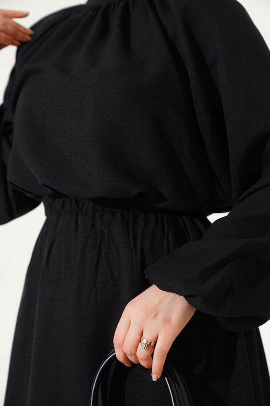 Schwarzer zweiteiliger Anzug mit gerafftem Kragen und Rock