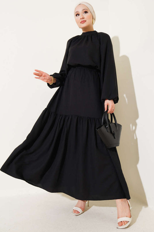 Schwarzer zweiteiliger Anzug mit gerafftem Kragen und Rock