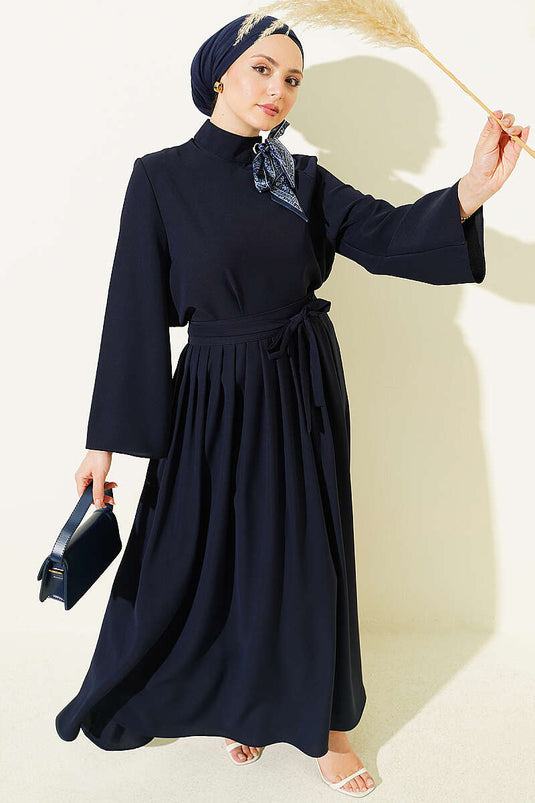 Ensemble deux pièces avec jupe et col foulard, bleu marine