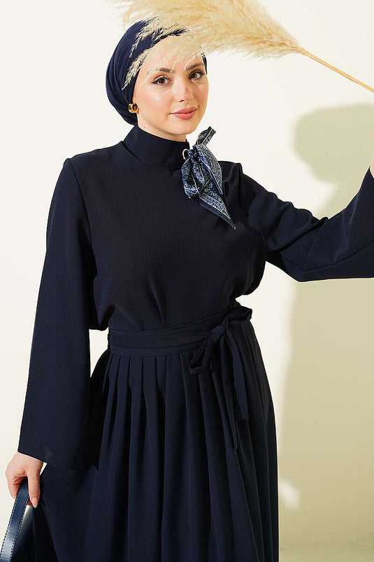 Ensemble deux pièces avec jupe et col foulard, bleu marine