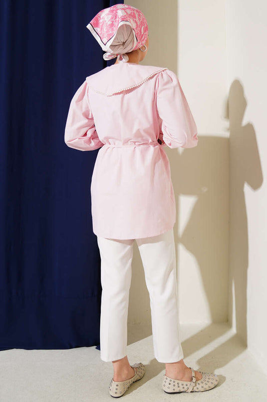 Chemise rose à col perlé et ceinture en corde