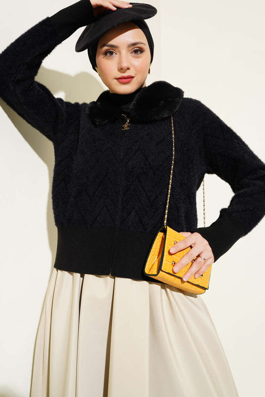Veste courte noire à col en fourrure et fermeture éclair