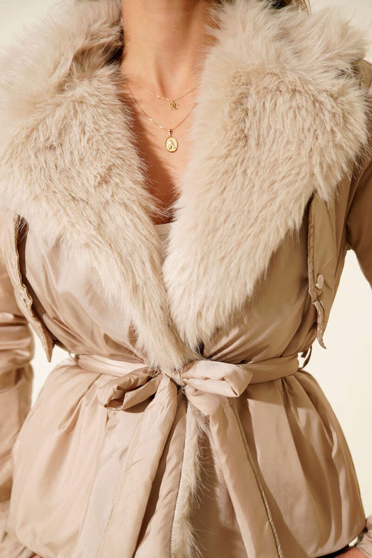 Cappotto corto con collo in pelliccia e cintura, pietra